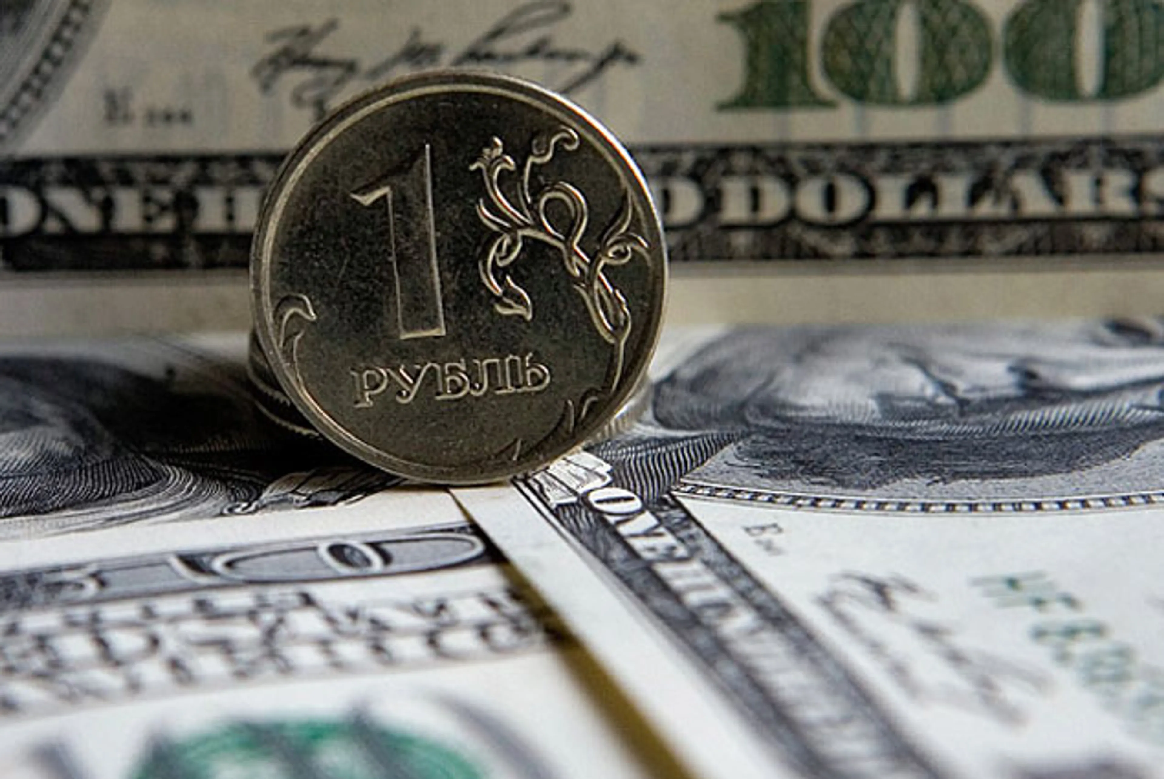 Капитал - ЦБ России поднял границы валютного коридора еще на 20 копеек