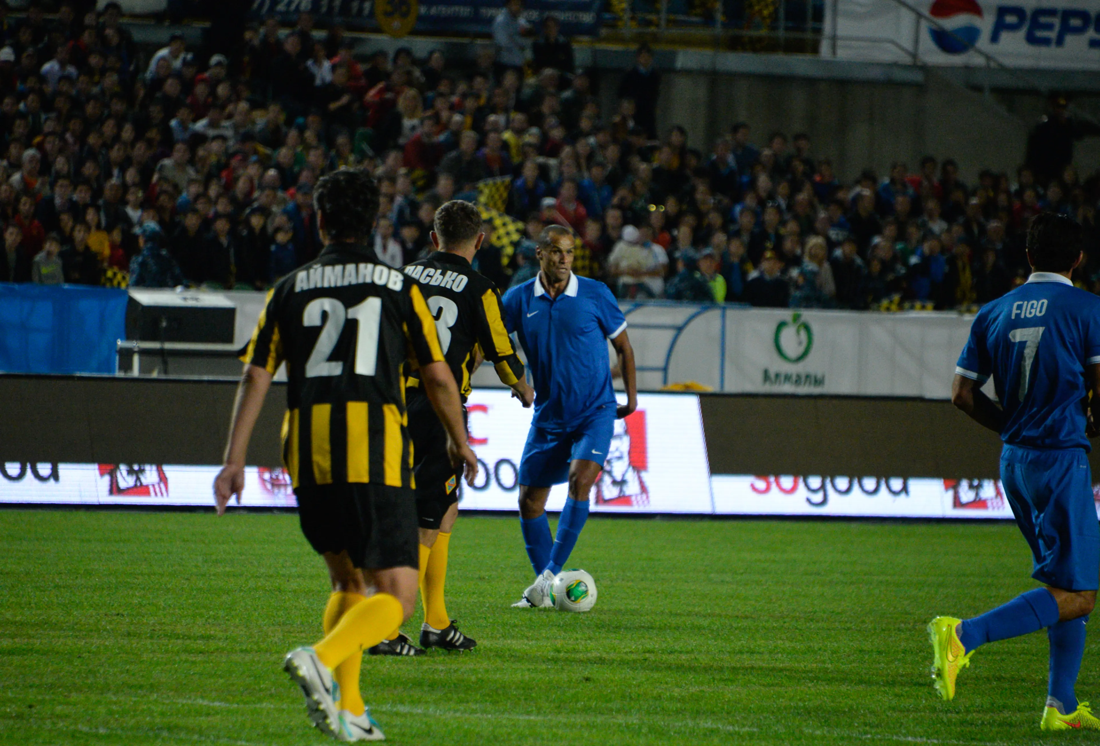 Капитал - Сборная Мира сыграла с Легендами «Кайрата» в Алматы