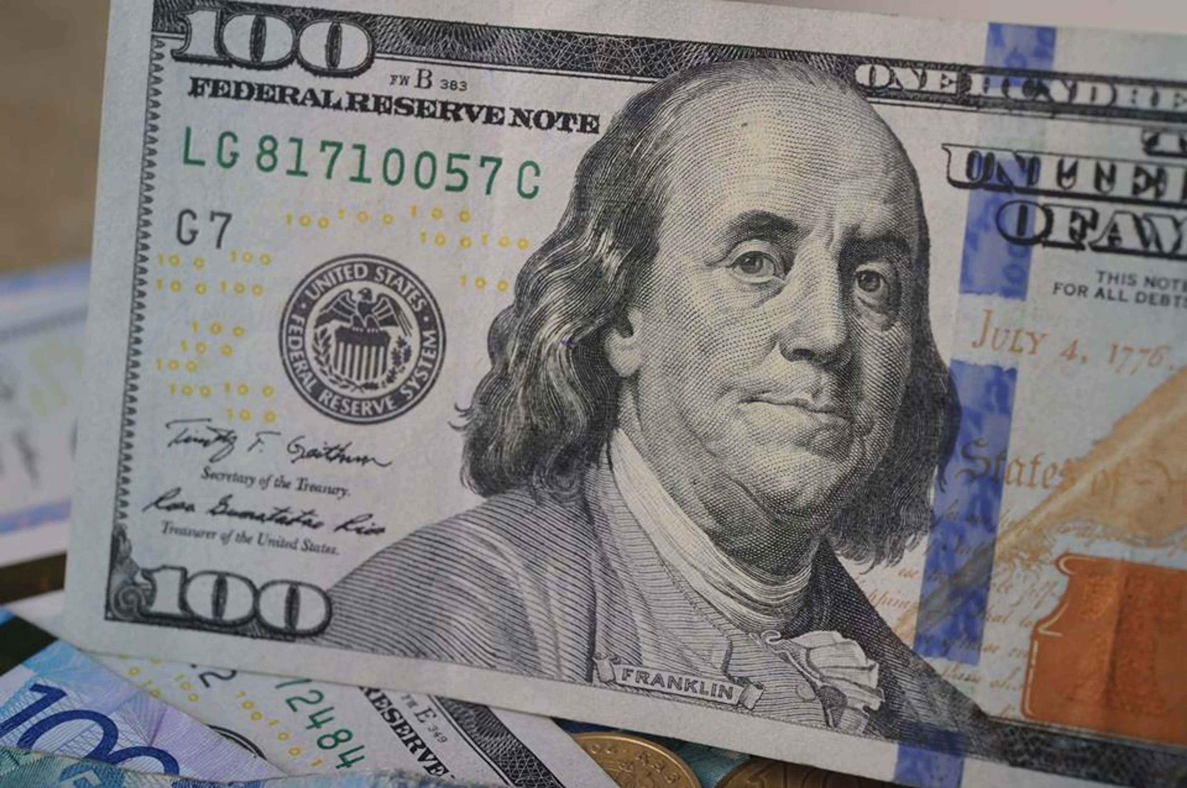 Капитал - Доллар держится возле уровня 373 тенге