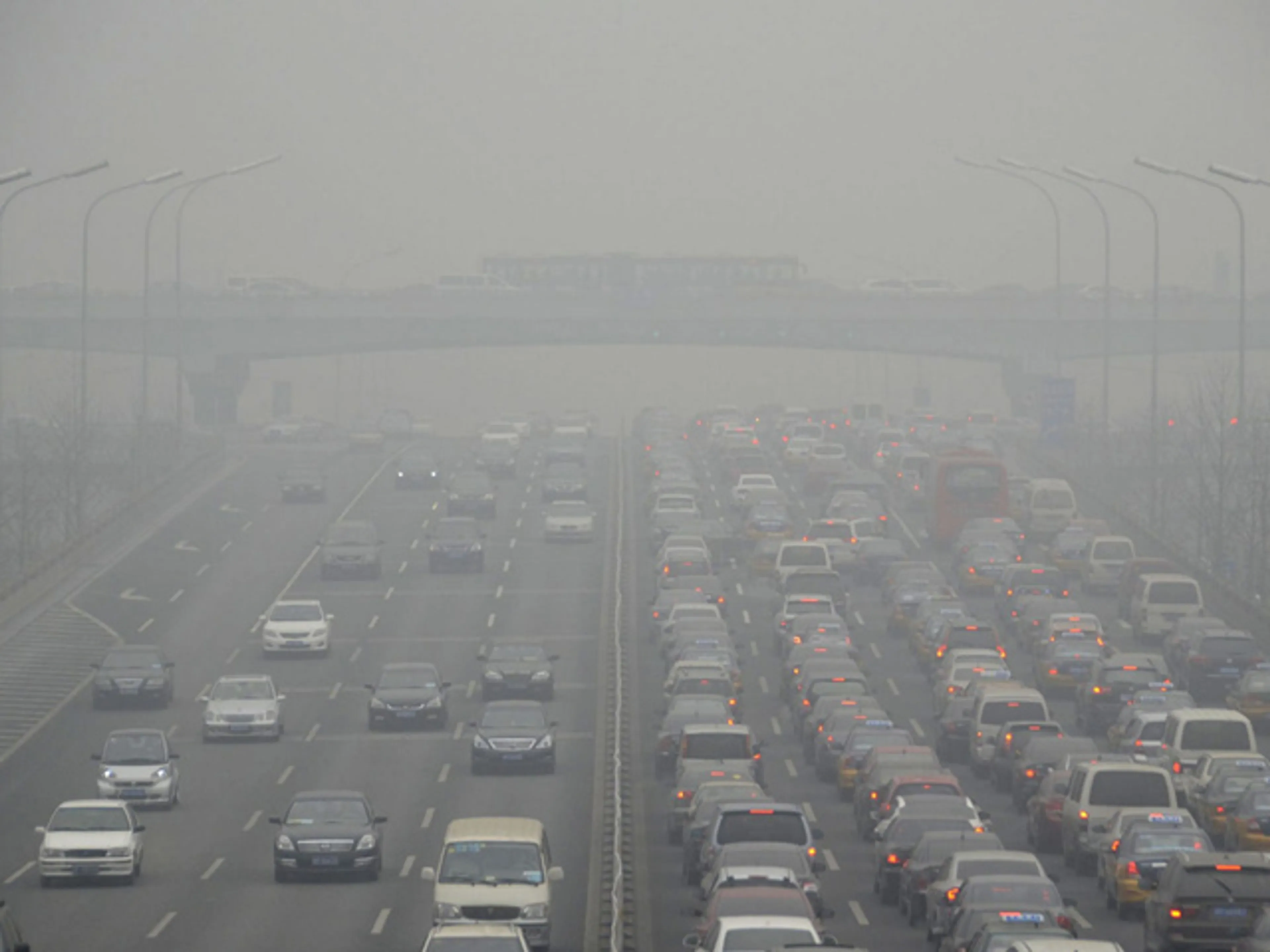 Капитал - Смог парализовал движение в Пекине