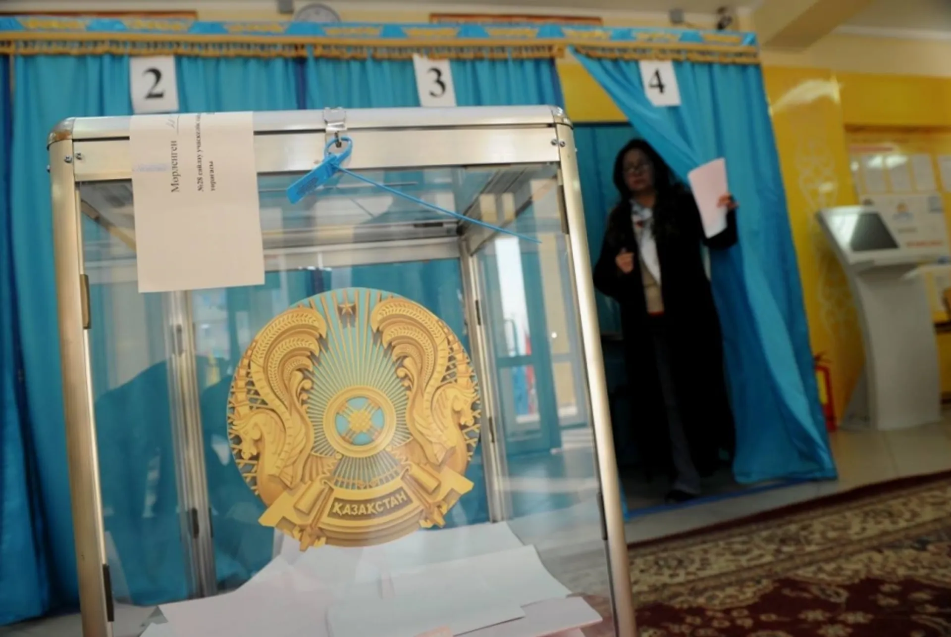 Капитал - Еxit poll:  В мажилис Парламента проходят три партии