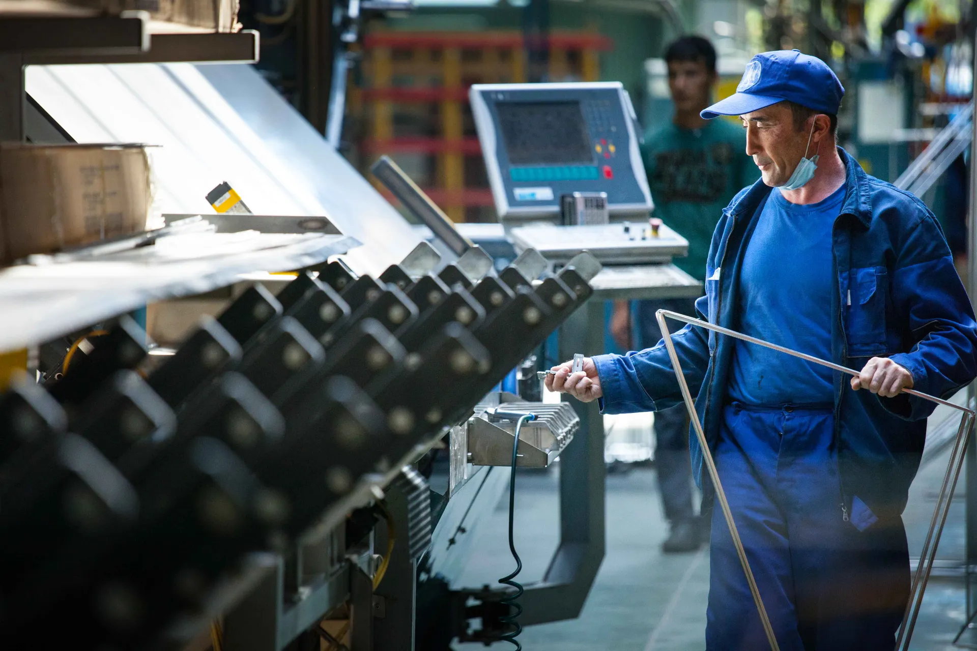 Капитал - В Алматы выпускают безопасное стекло