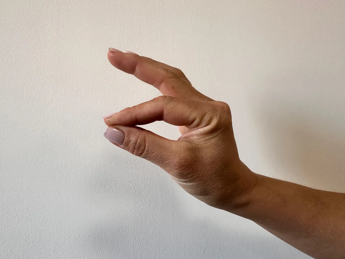 Для диагностики болезни Паркинсона нужно соединить большой и указательный пальцы и совершать постукивания&nbsp;