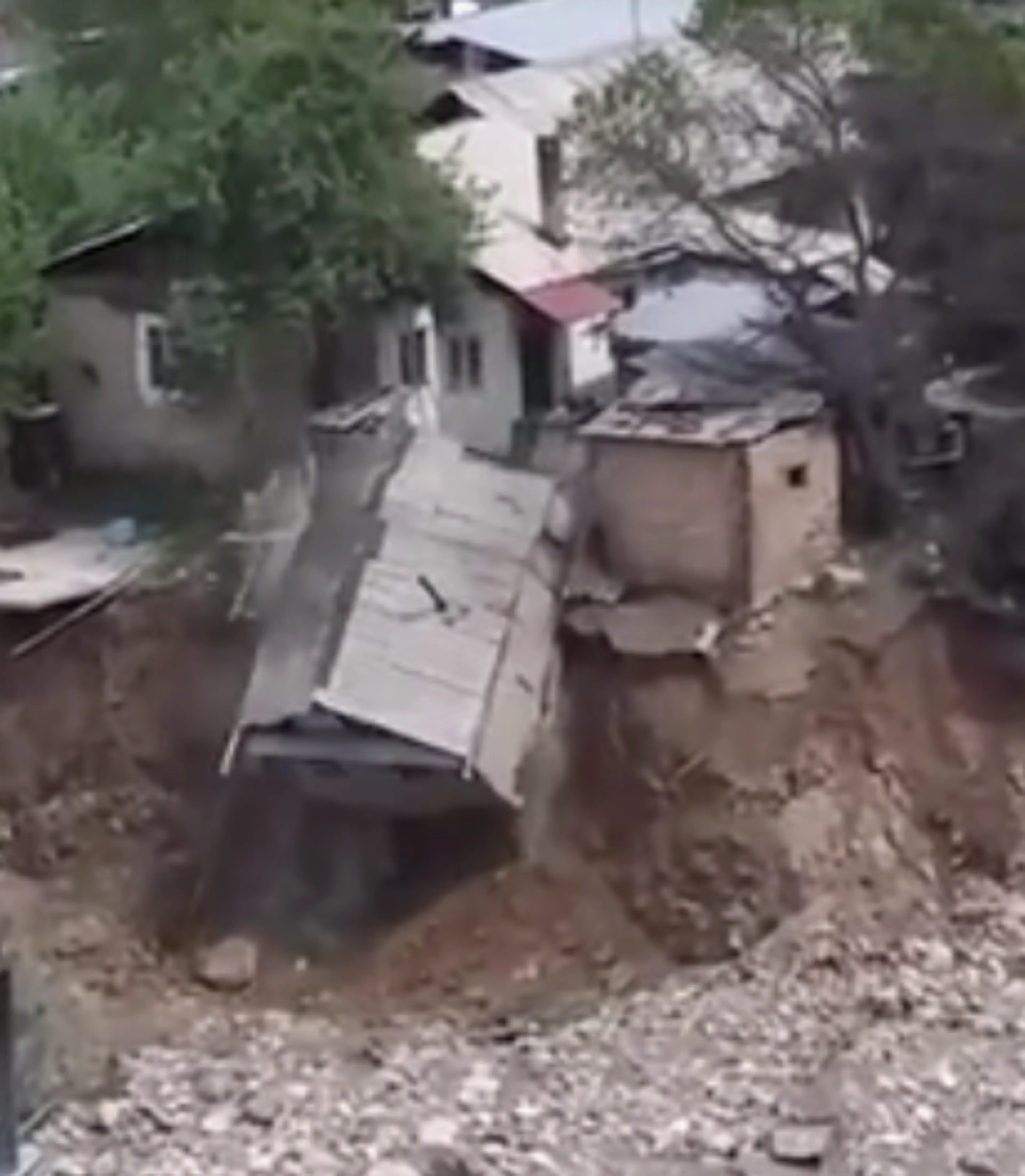 Капитал - В Алматы из-за осадков обрушилась баня