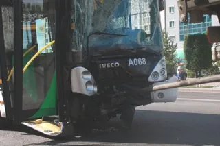 Капитал - В Астане маршрутный автобус врезался в столб