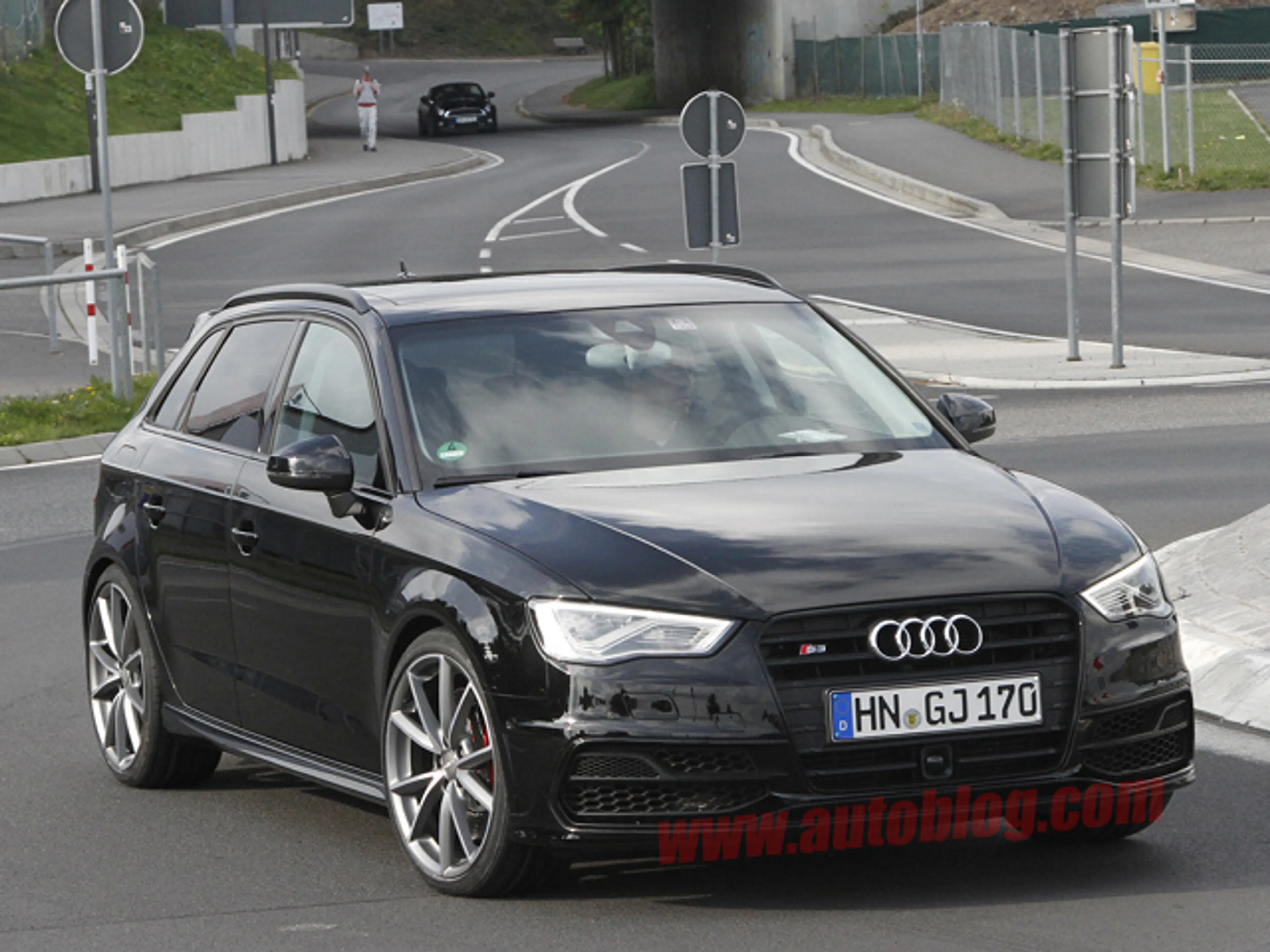 Капитал - Хэтч Audi RS3 проходит тесты