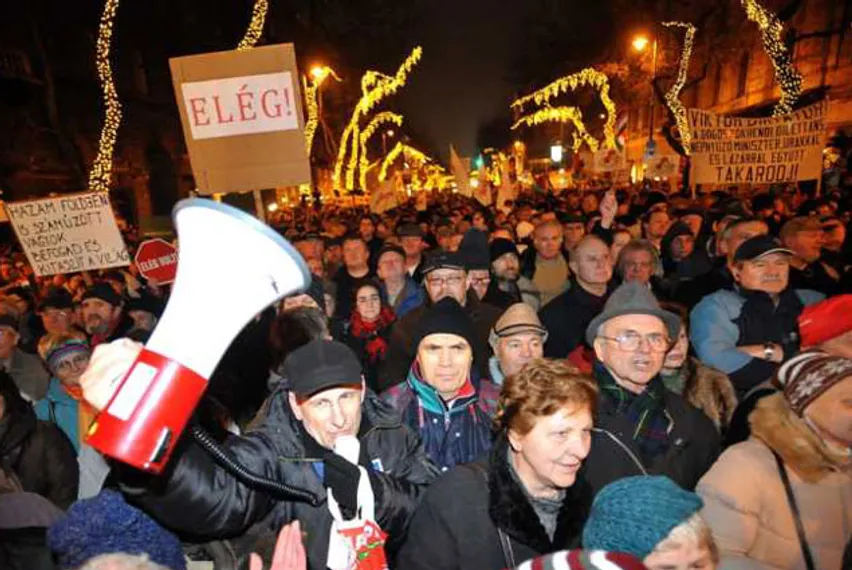 Капитал - Венгры вышли на марш против налога на интернет