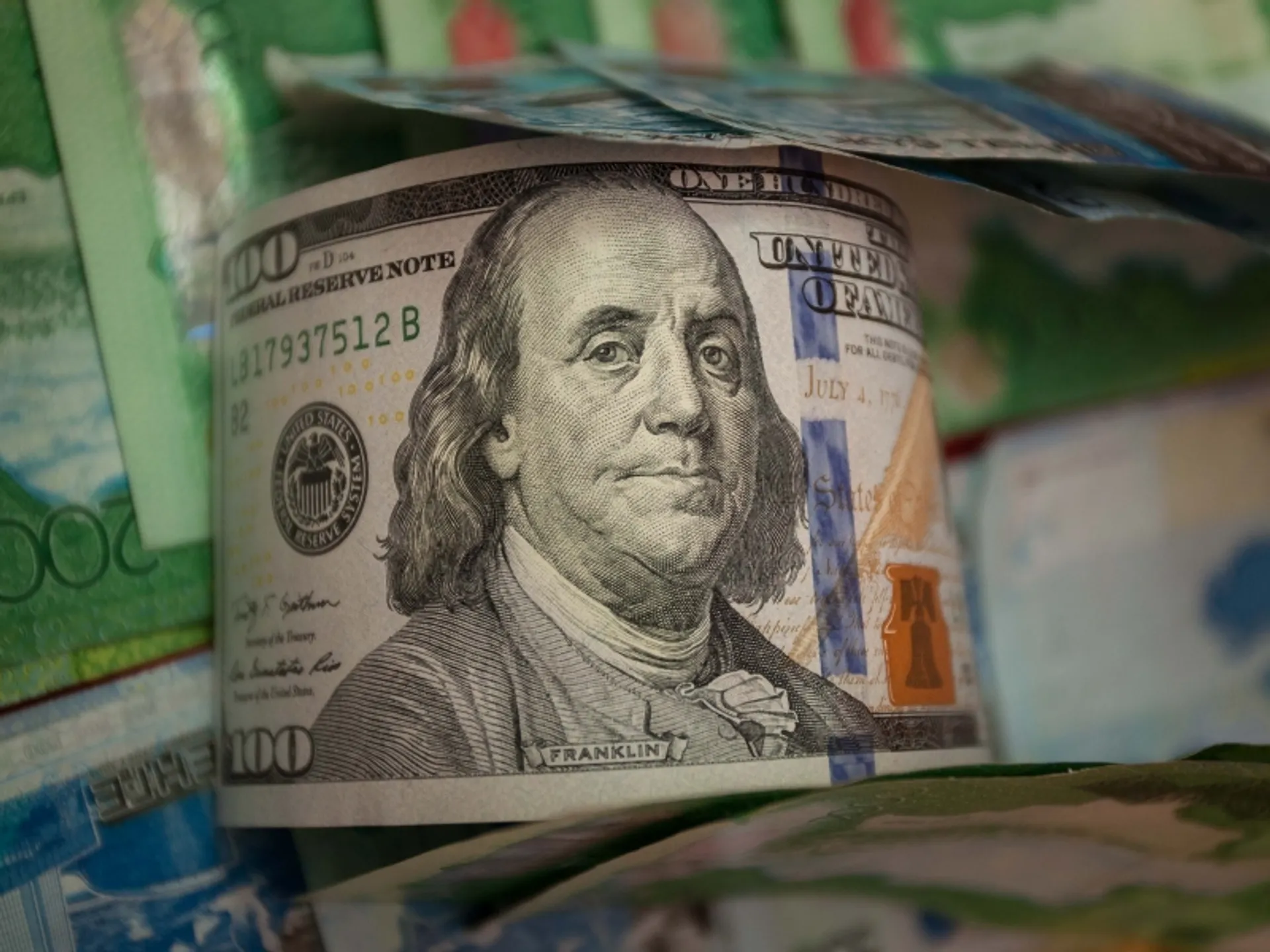 Капитал - Казахстанцы активно скупают доллары