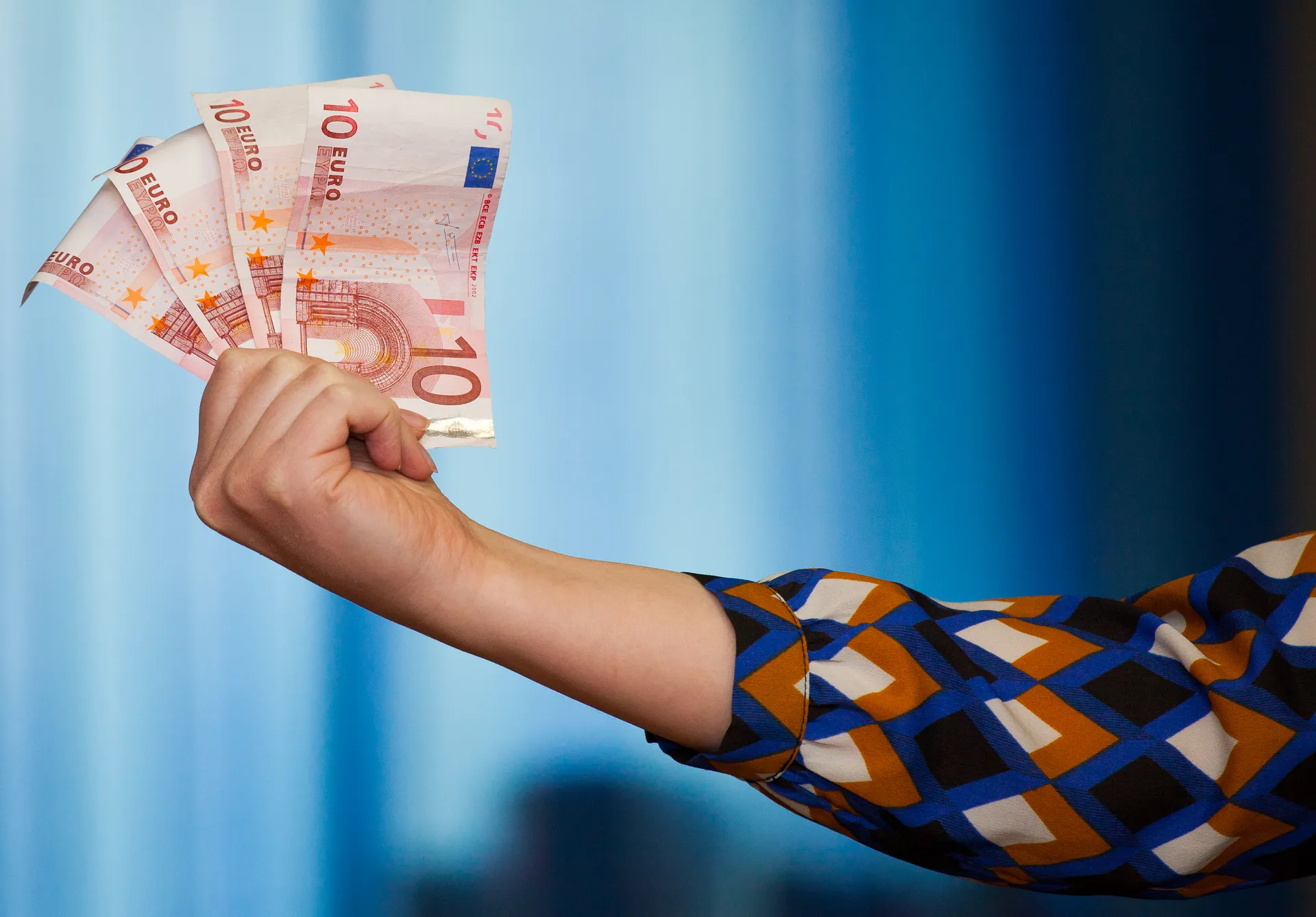 Капитал - Банки РК больше ввозят валюты, чем вывозят из страны