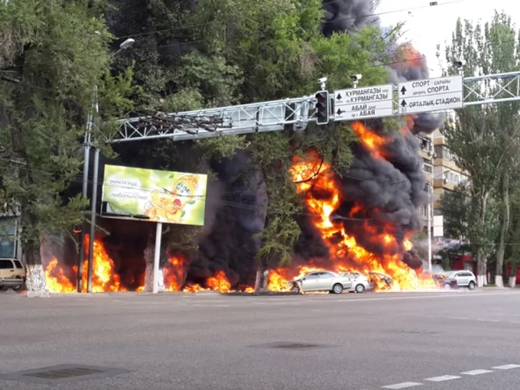 Капитал - Взрыв бензовоза в Алматы уничтожил 12 автомобилей