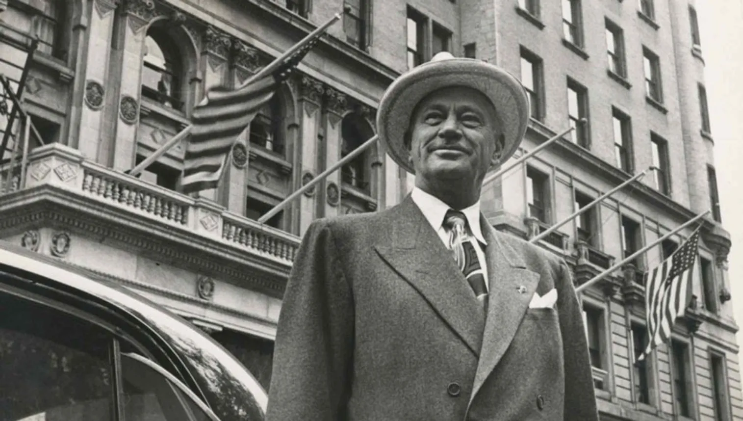 Конрад Хилтон на фоне одного их своих отелей