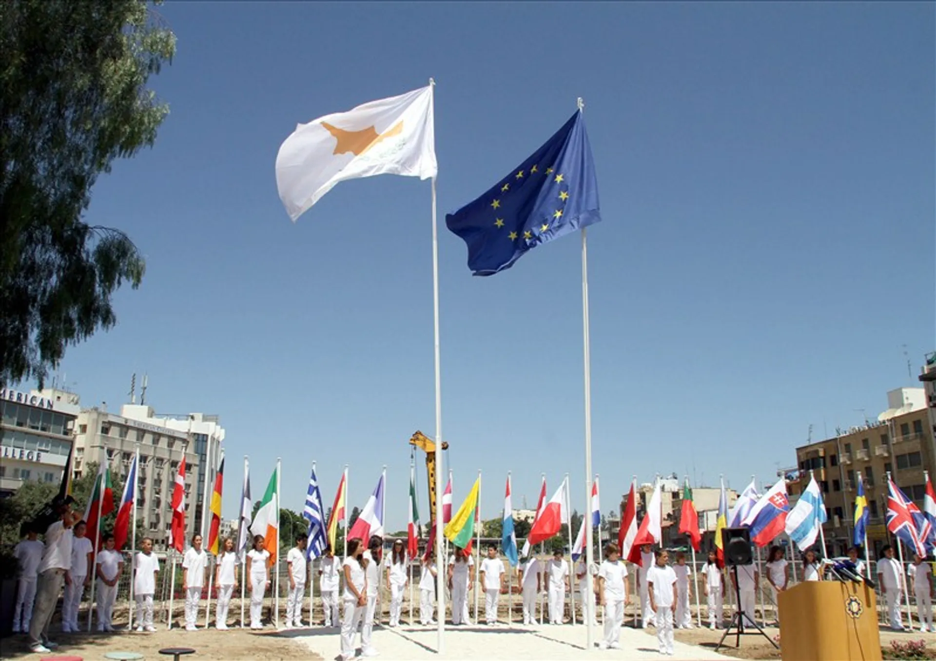 Капитал - Кипр одобрил меморандум с «тройкой»