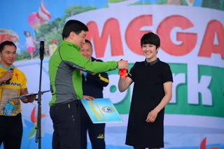 Капитал - Бауыржан Байбек подарил автомобиль чемпионке мира по боксу