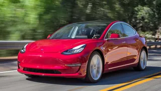 Капитал - В США стартовали продажи бюджетного электромобиля Tesla Model 3