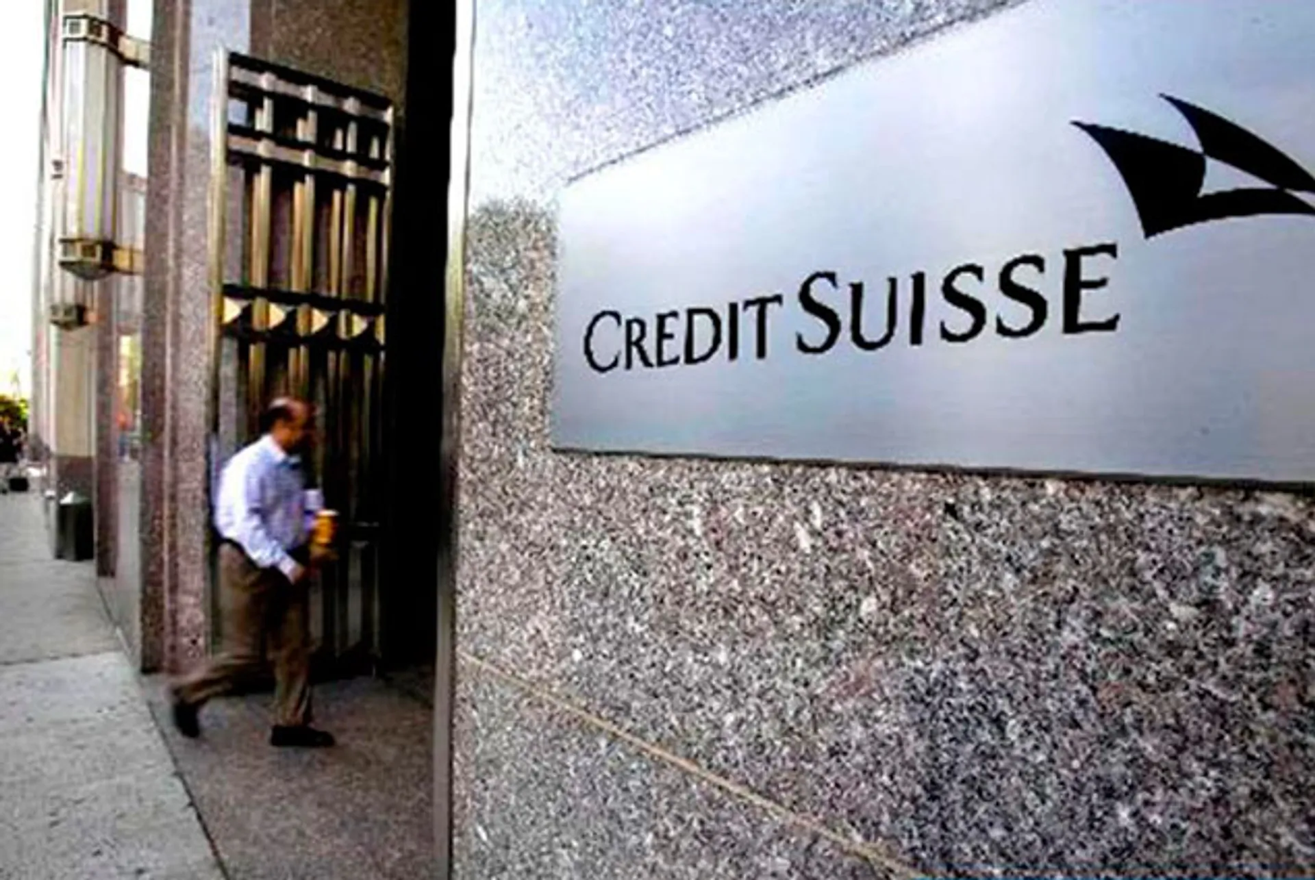 Капитал - Банк Швейцарии закроет счета из-за коррупции