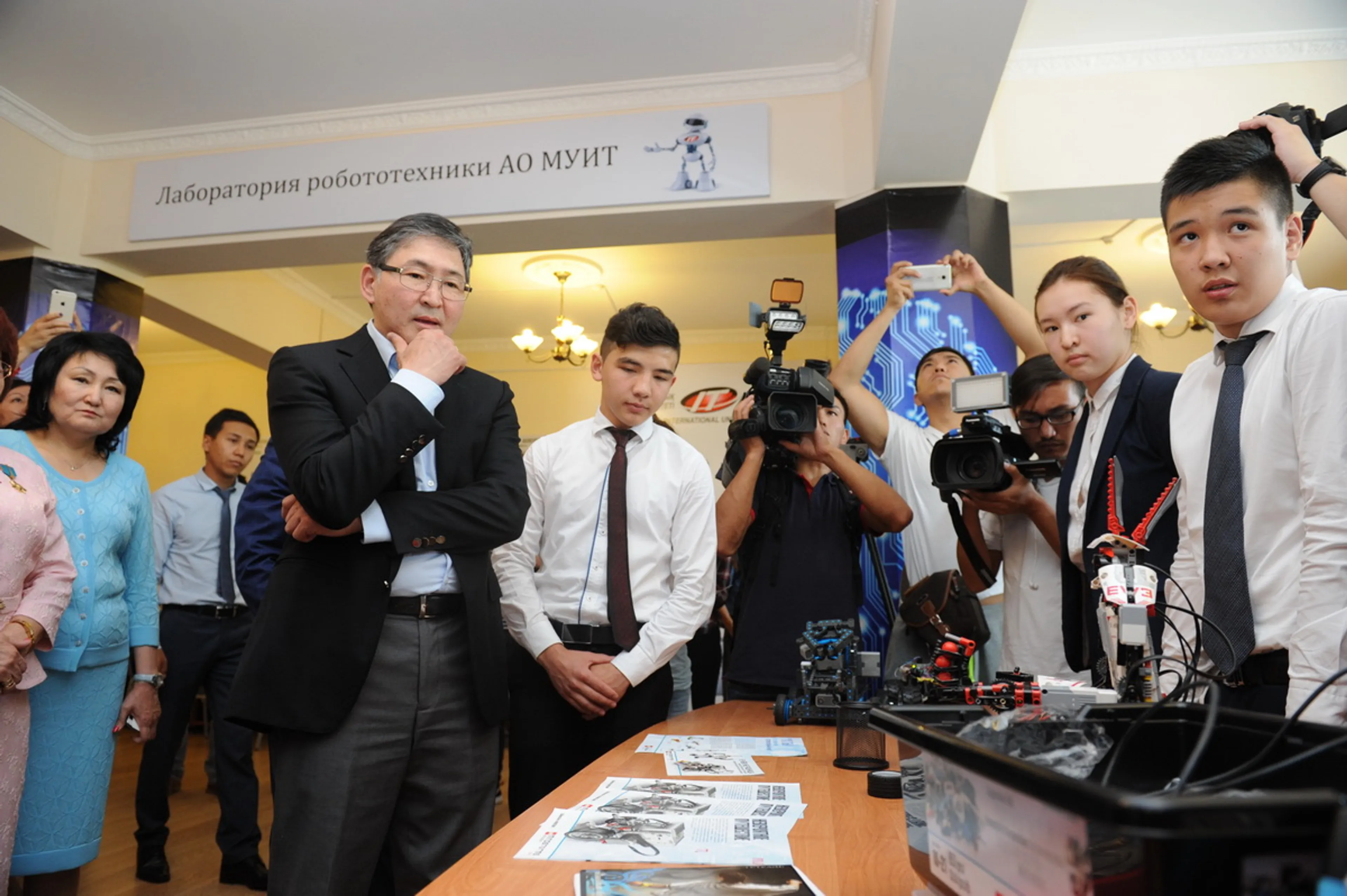 Капитал - Ерлан Сагадиев открыл лабораторию по робототехнике