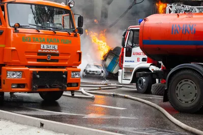 Пожар на месте взрыва бензовоза