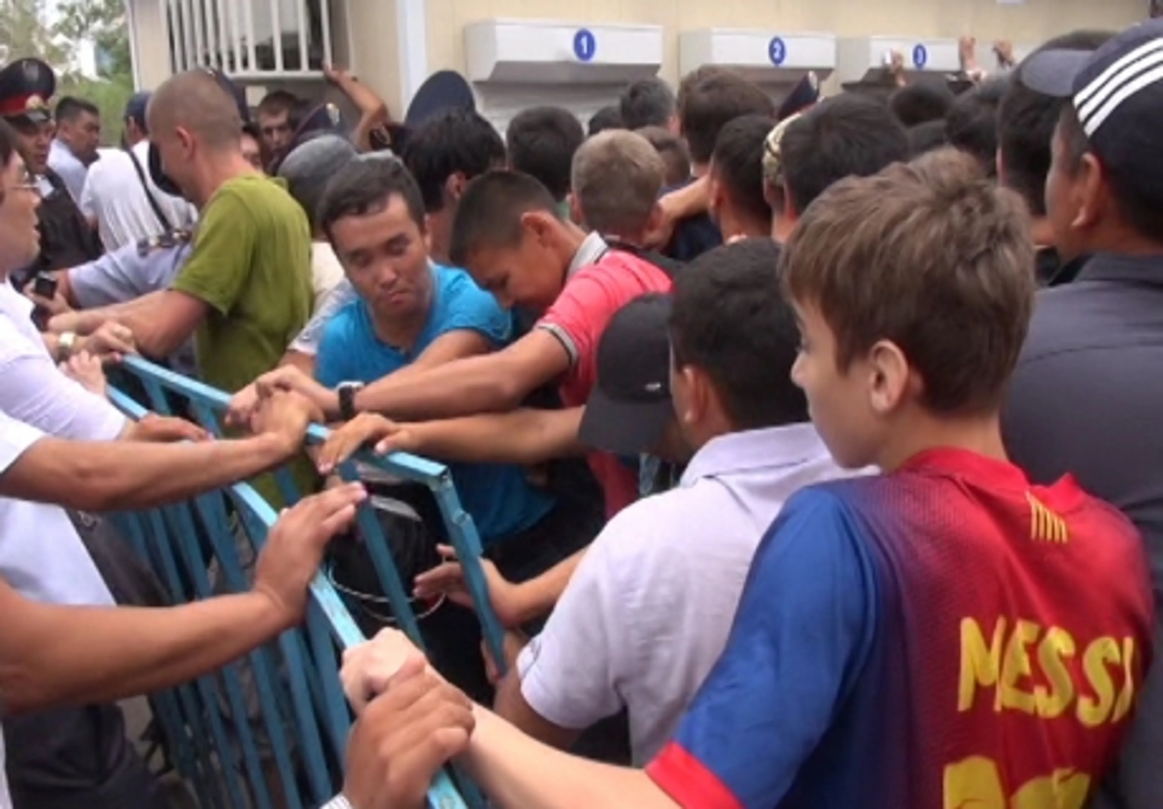 Капитал - В Актобе в очереди за билетами на матч Лиги Европы образовалась давка