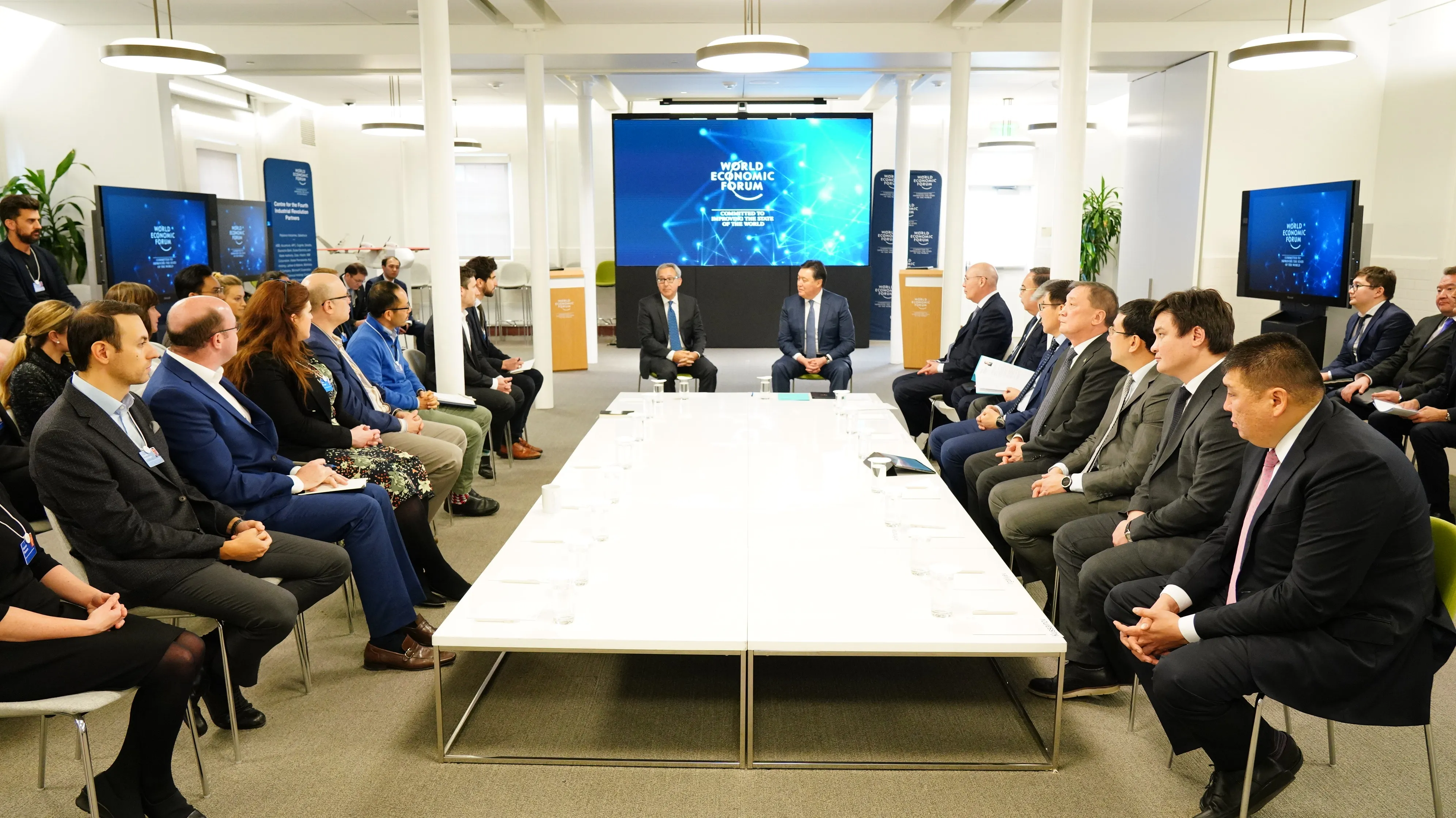 Открытие в Казахстане сервис-центров Tesla обсудил Аскар Мамин в США