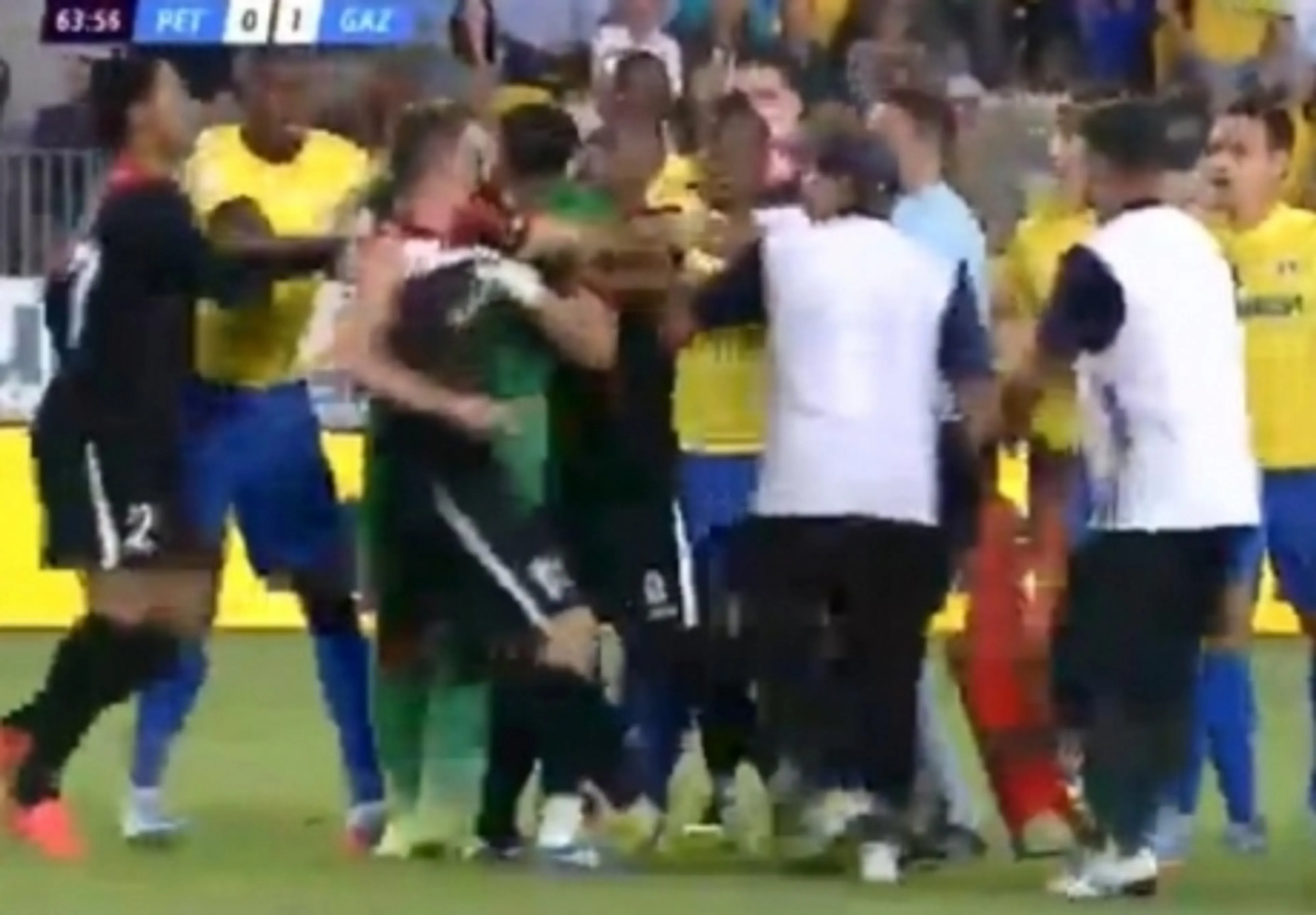 Капитал - Вратарь румынского «Петропула» укусил соперника во время игры