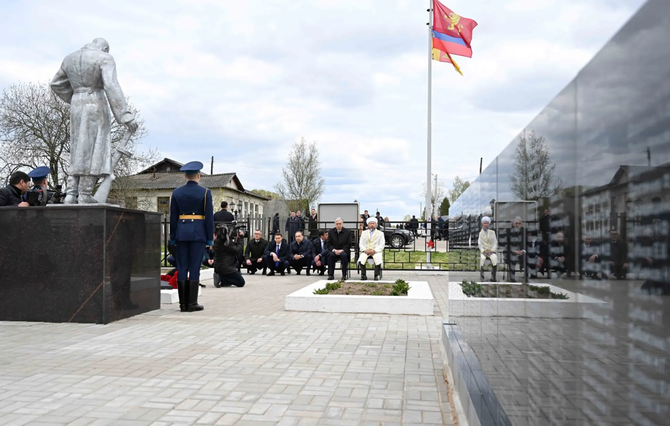 Президент возложил цветы к Мемориальному комплексу воинам-казахстанцам - Image Kapital.kz