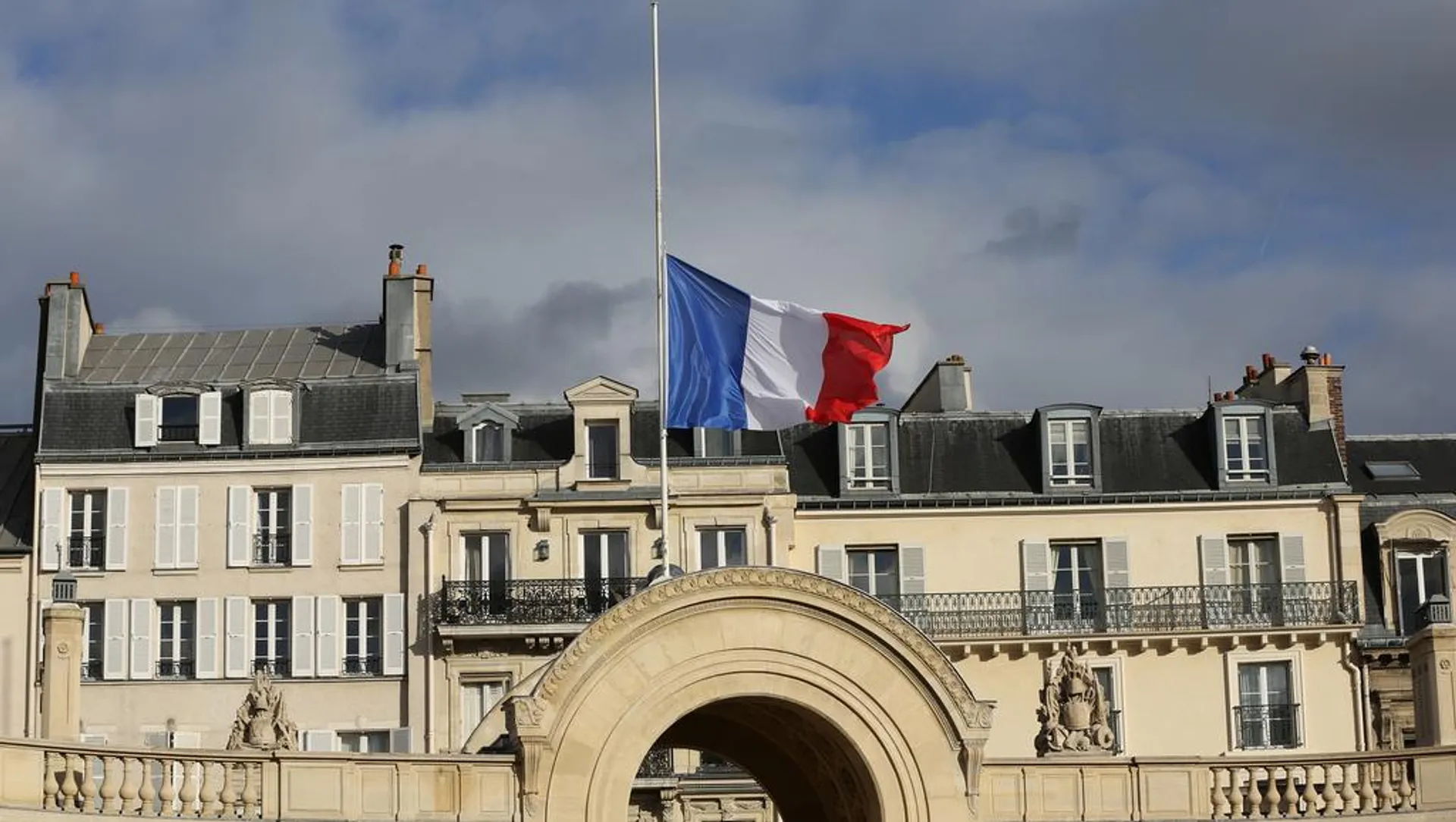 Капитал - Во Франции объявили трехдневный траур