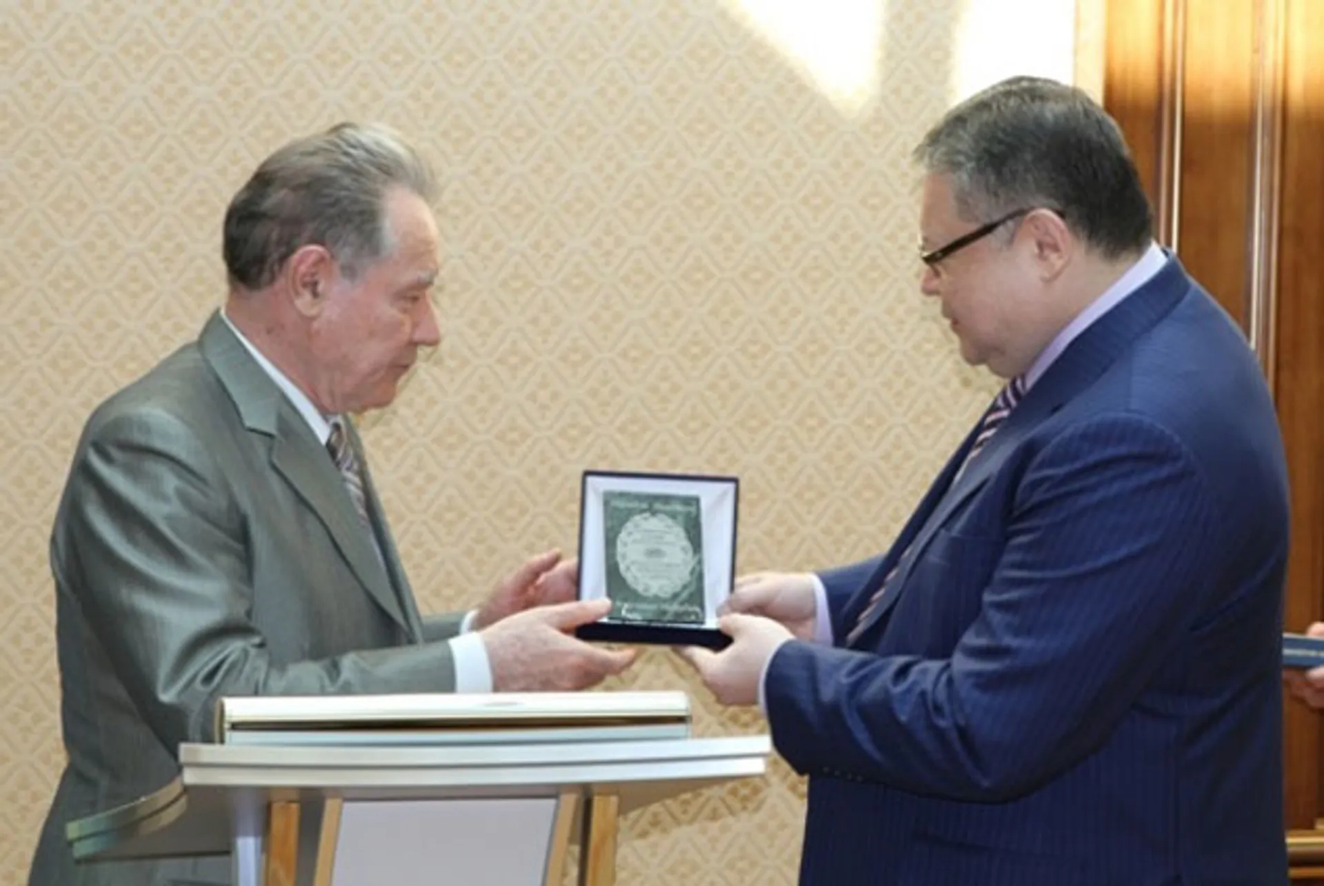 Капитал - Нурсултан Назарбаев награжден Алмазным Знаком