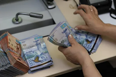 Курс тенге развернулся вниз