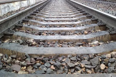 Из-за схода грузовых вагонов задержаны семь пассажирских поездов