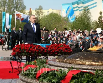 Нурсултан Назарбаев возложил цветы к монументу защитников Родины