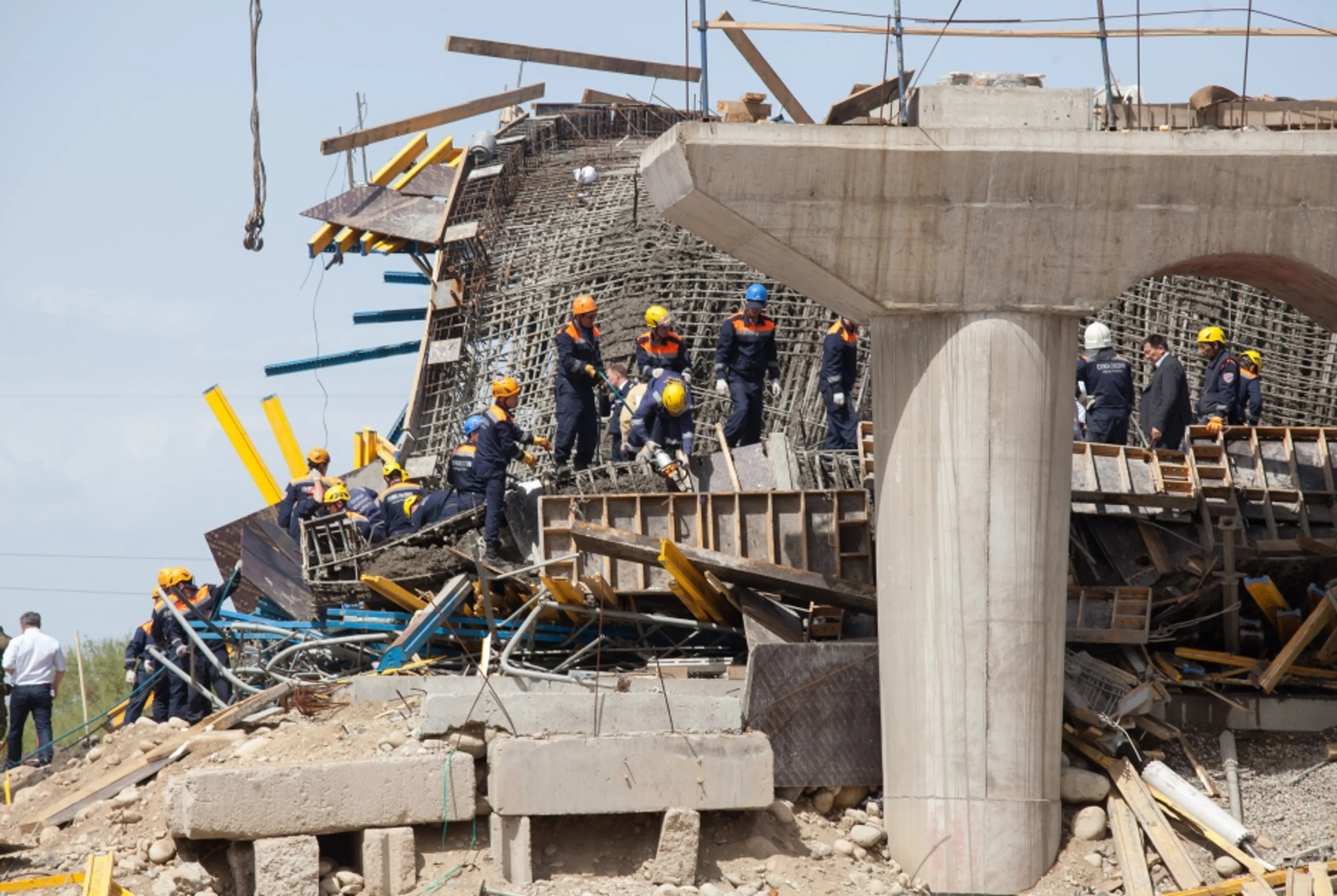 Капитал - Обнаружено тело рабочего, погибшего в результате обрушения моста