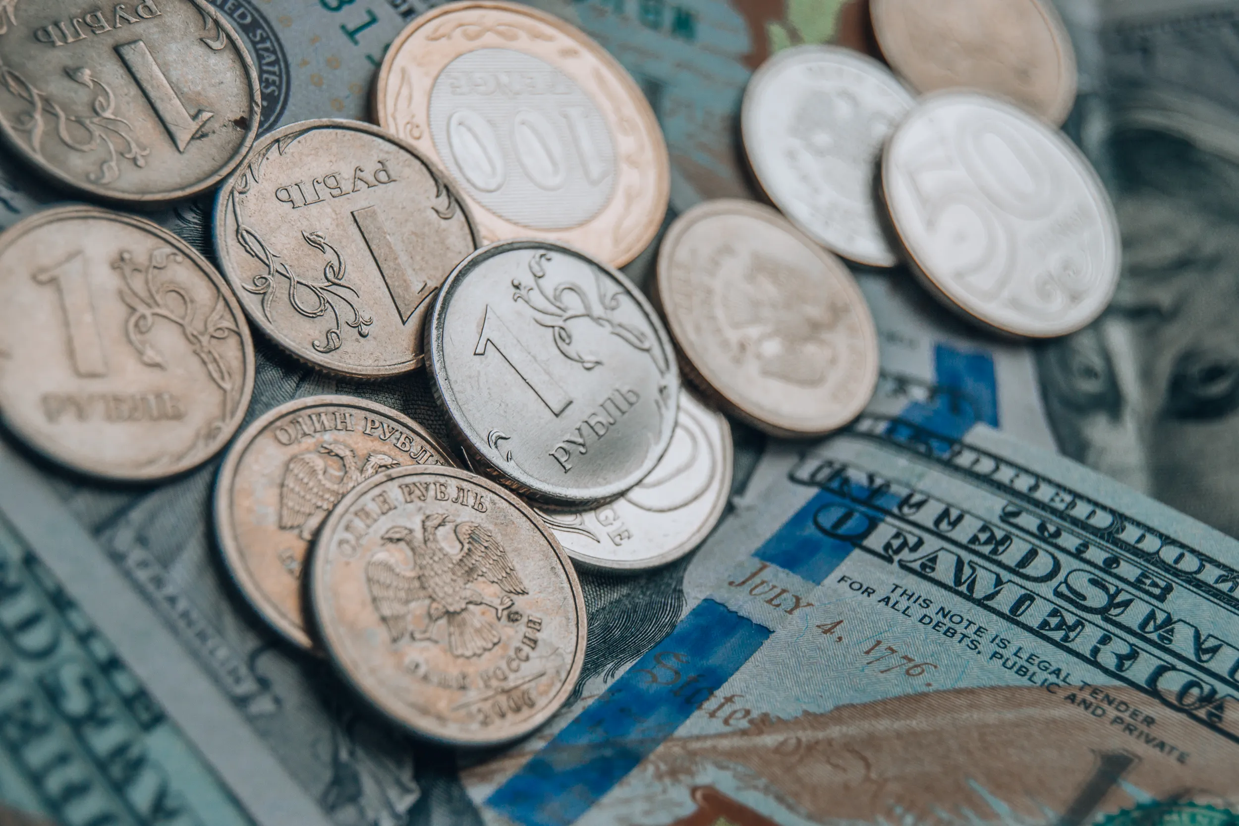 Лира и рубль укрепились, тенге и рупия ослабли