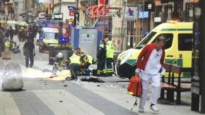 В Стокгольме грузовик въехал в людей у торгового центра