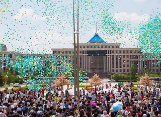 Капитал - 15 тыс. шаров запустили в небо Астаны