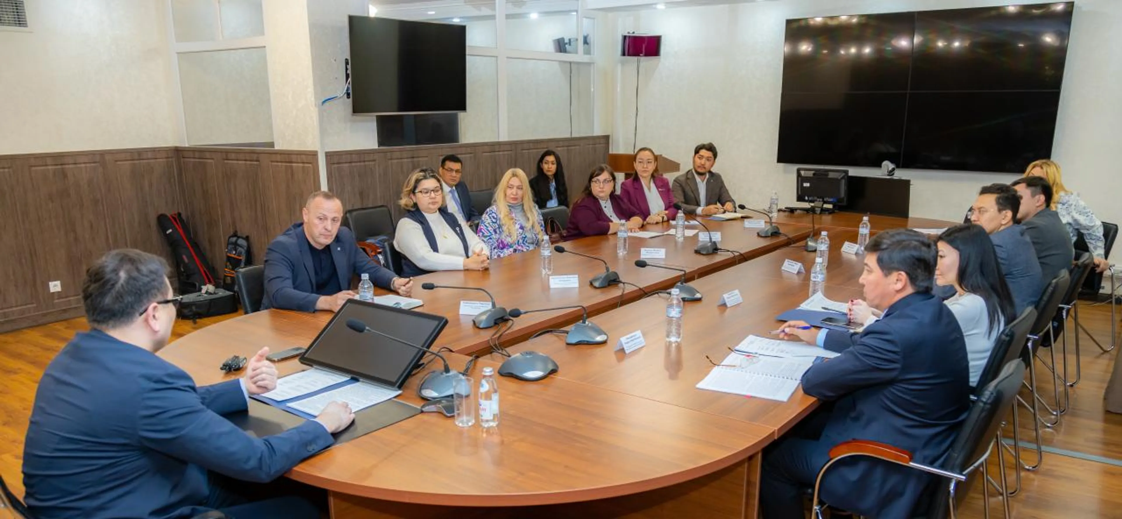 Капитал - Законность оплаты 10% за обслуживание в кафе и ресторанах обсудили с бизнесом