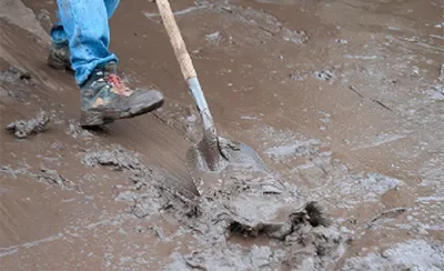 В Алматы на трассу обрушилась грязевая масса