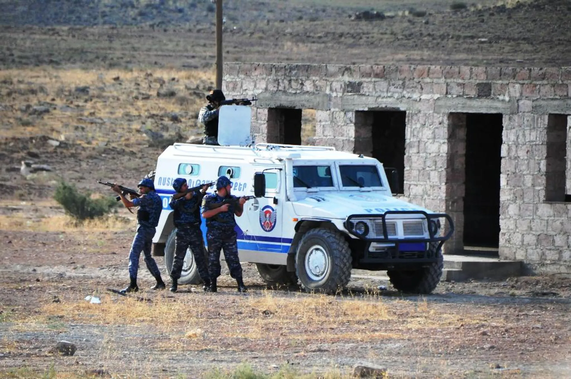 Капитал - Миротворцы ВС РК отработали ликвидацию лагеря боевиков