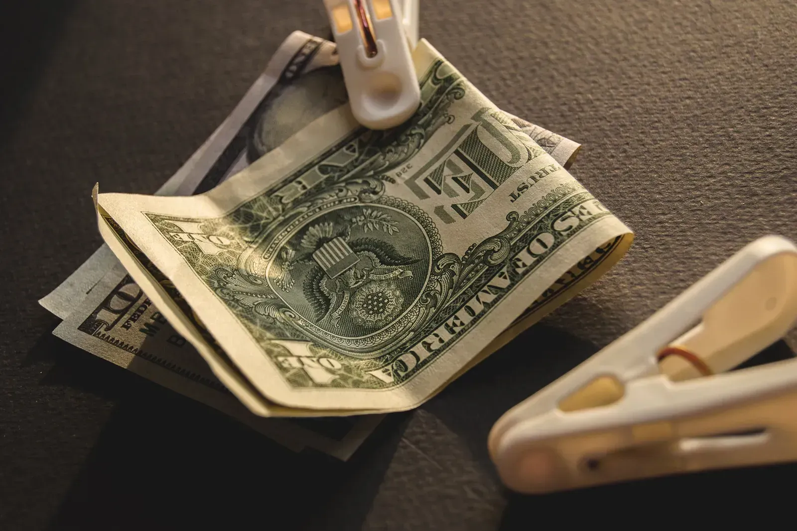 Системные проблемы по управлению госдолгом в Казахстане остаются  - депутат 