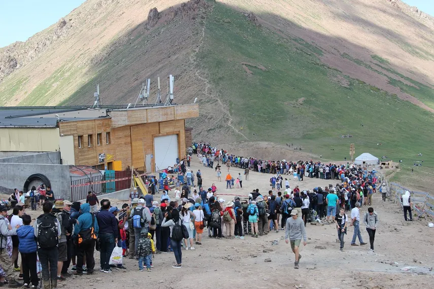 Капитал - Огромная очередь по дороге в горы