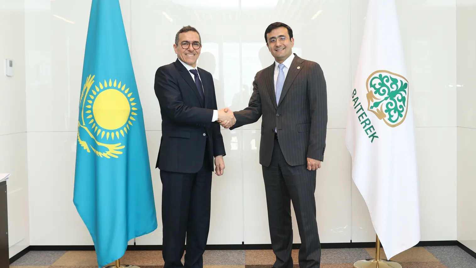 Источник фото: пресс-служба холдинга "Байтерек".&nbsp; Председатель правления "Байтерека" Рустам Карагойшин и заместитель главы Oman Investment Authority Мулхам Аль-Джарф