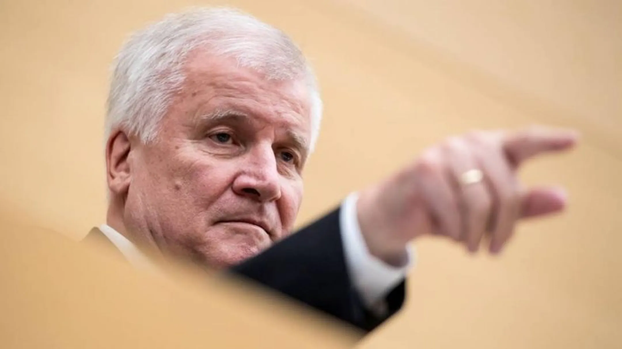 Глава МВД ФРГ намерен заменить пособия для беженцев - Image Kapital.kz