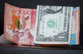 Капитал - Казахстанцы купили долларов почти на триллион тенге