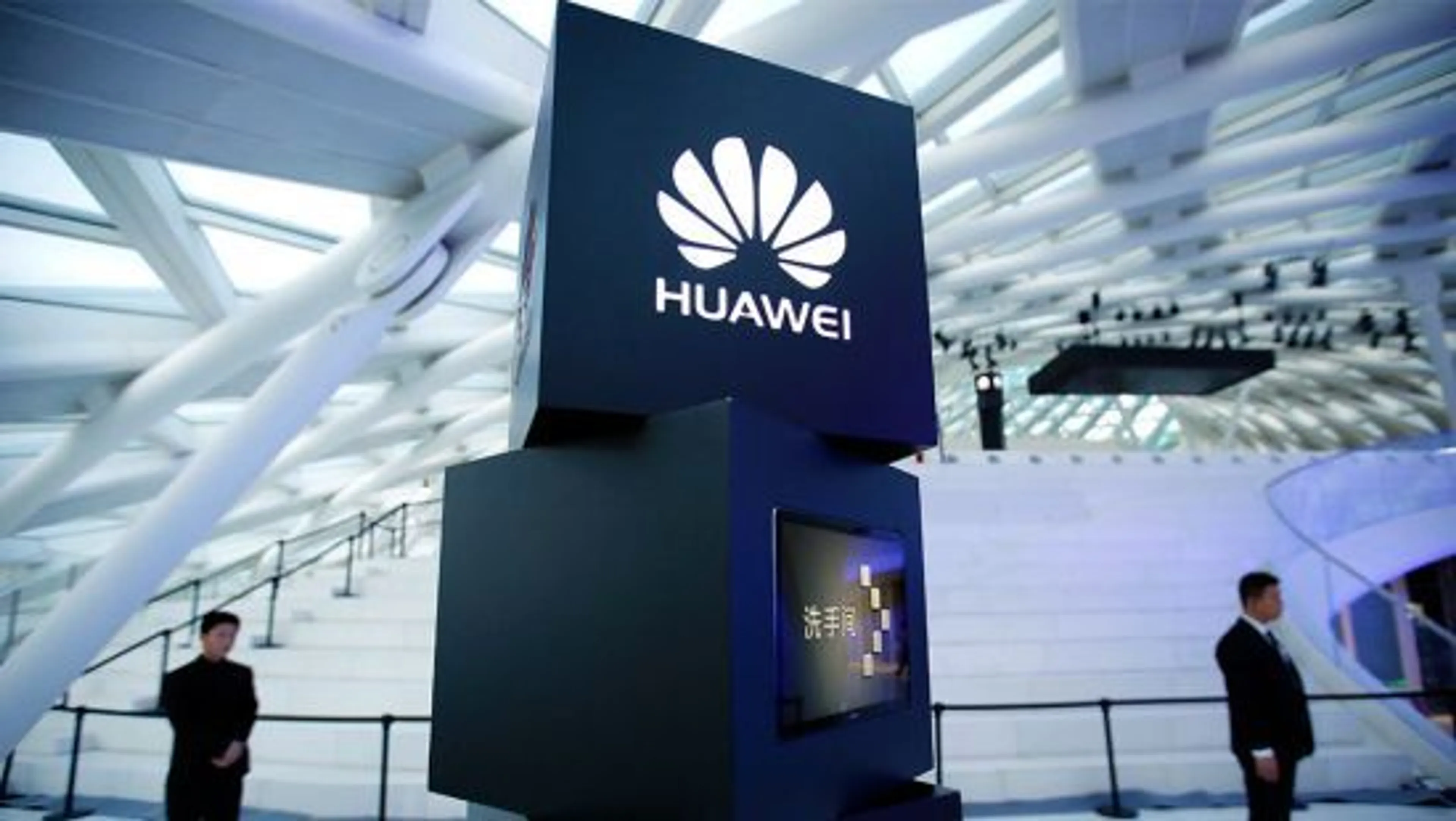 Капитал - Huawei наказала сотрудников за отправку твита с iPhone