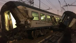 Капитал - Под Миланом сошел с рельсов поезд