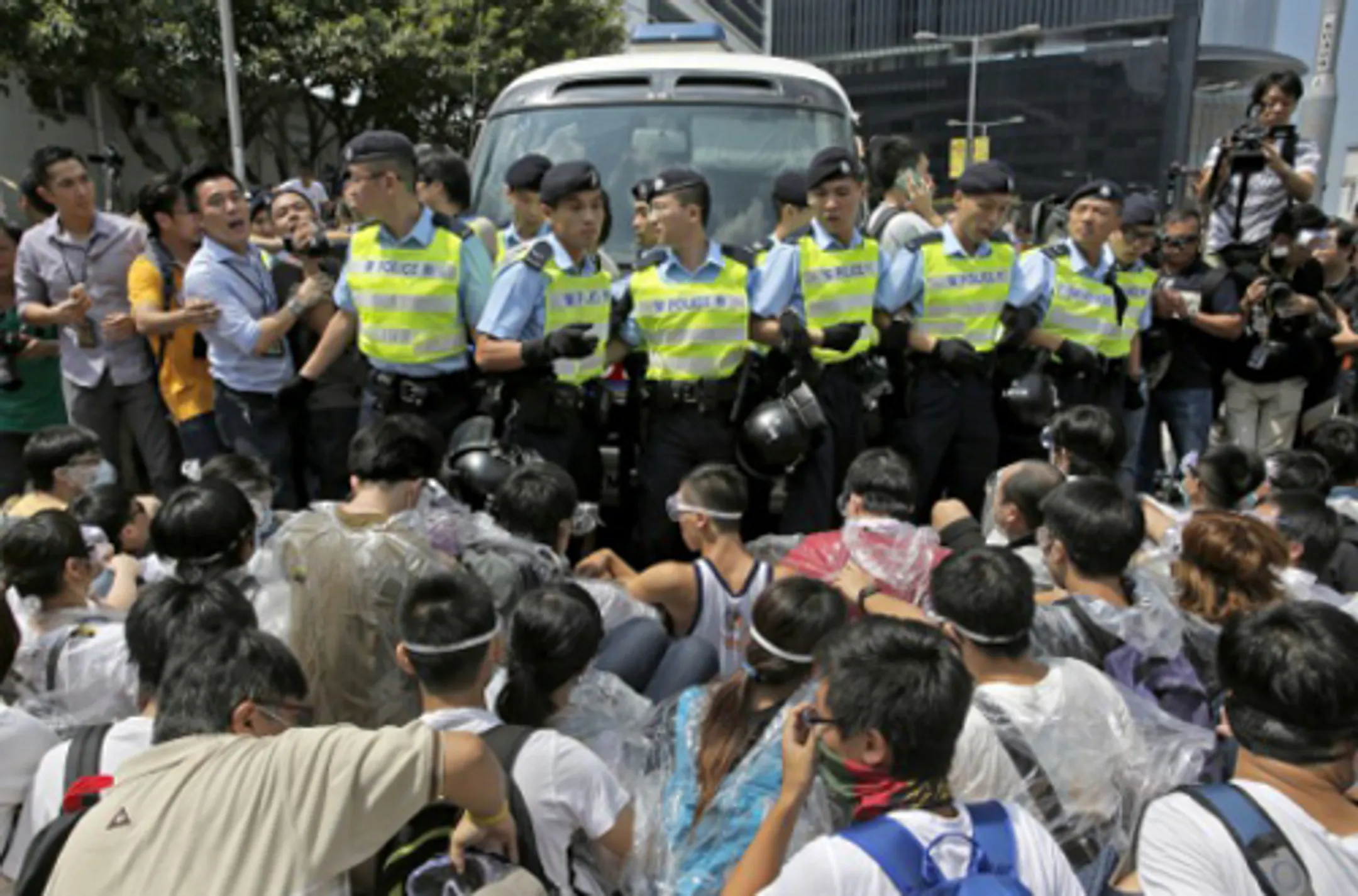 Столкновения протестующих с полицией возобновились в Гонконге - Image Kapital.kz