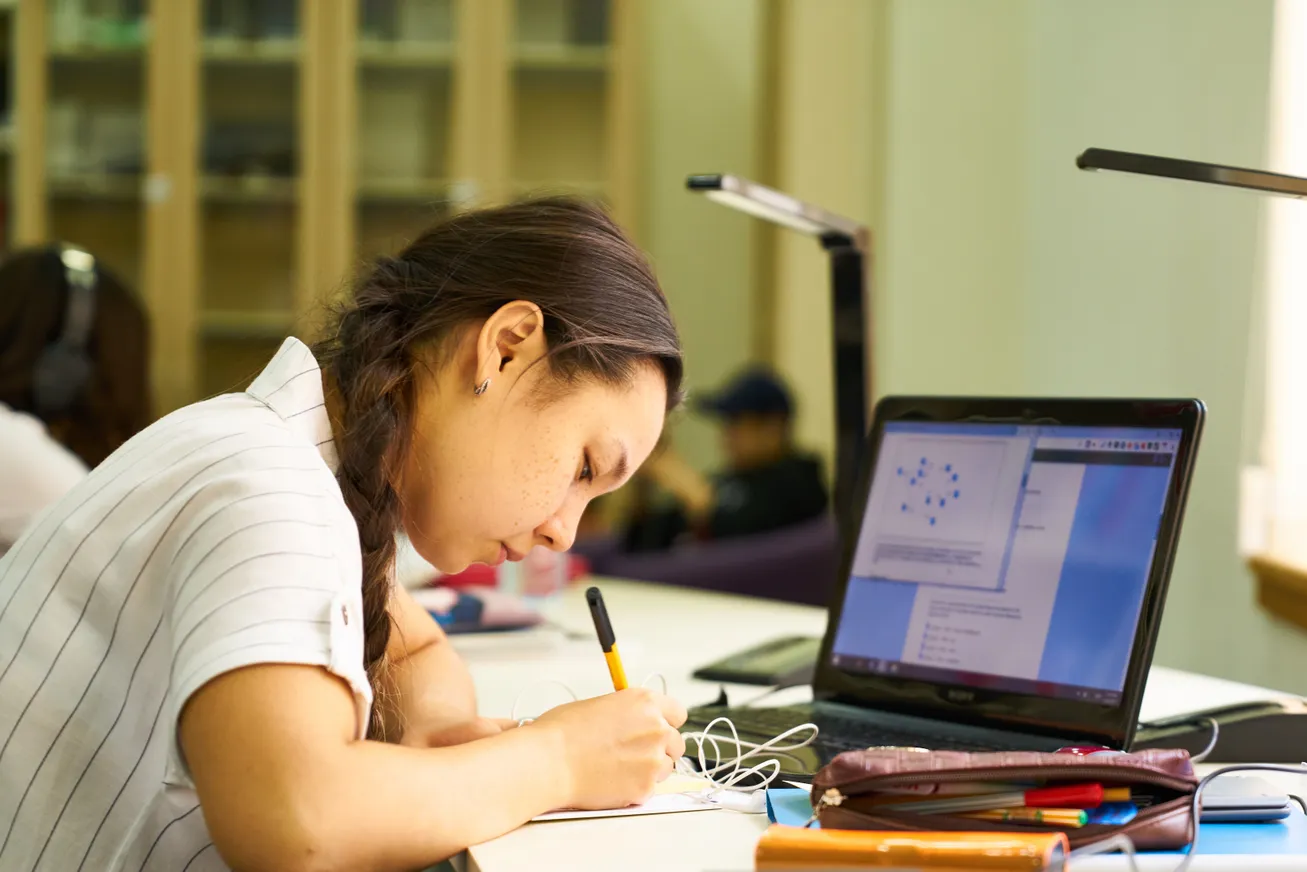 Казахстанский студент открыл новый способ увеличения добычи нефти - фото kapital.kz