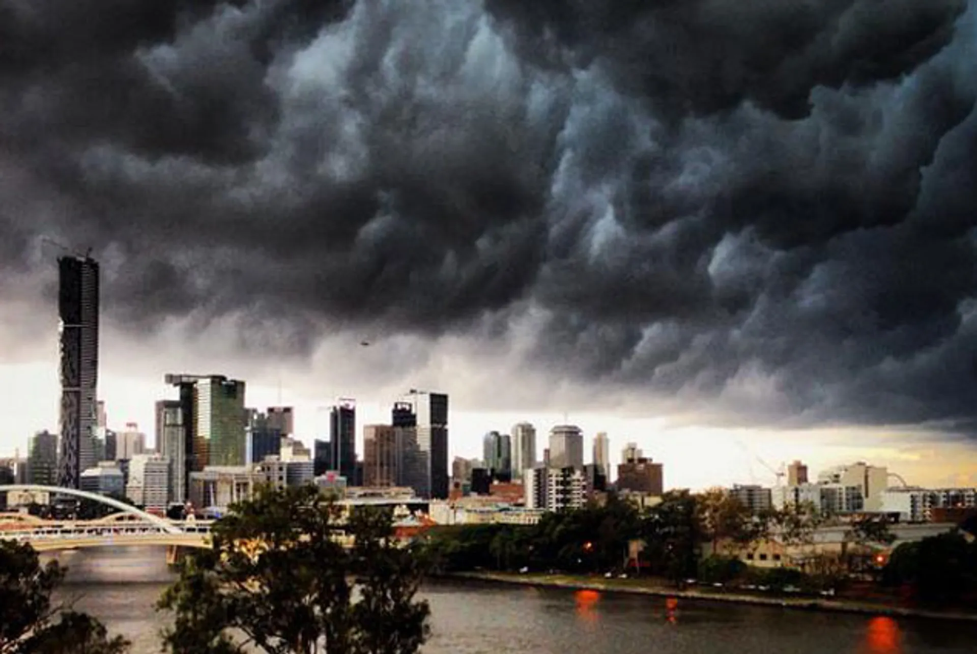 Капитал - На Брисбен обрушился сильнейший шторм