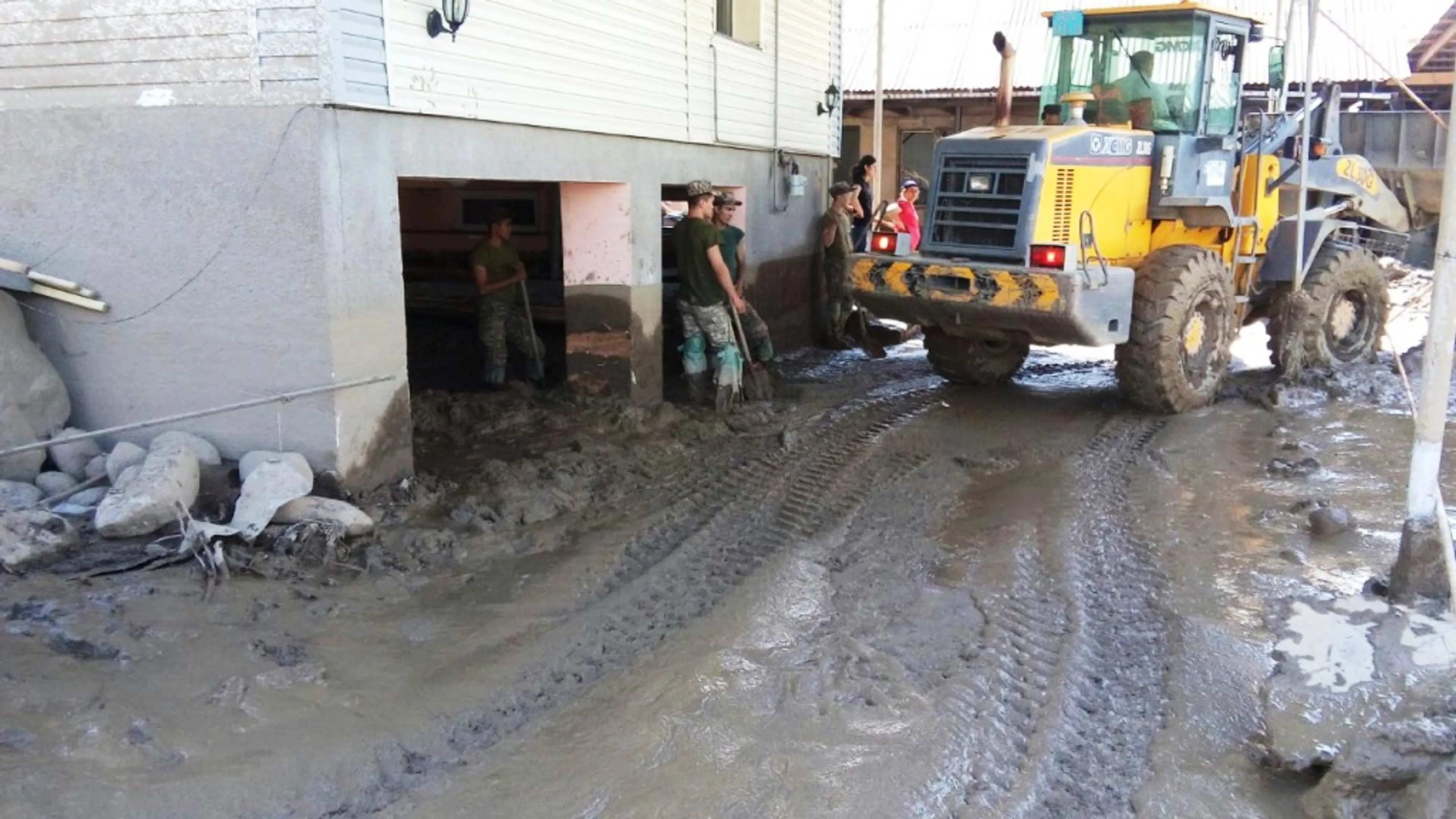 Капитал - Военнослужащие активно помогают пострадавшим от селя