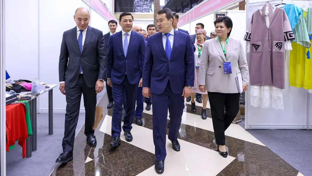 Капитал - Алихан Смаилов посетил выставку казахстанских производителей Ulttyq Ónim-2022