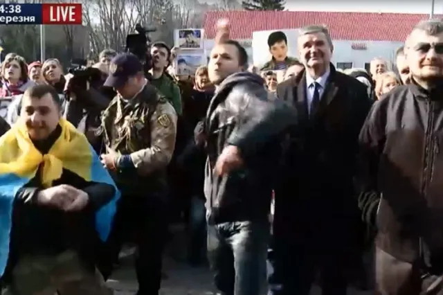 В Киеве забросали яйцами здание посольства России